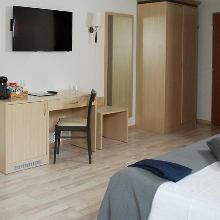 Hotel De La Vieille Tour Ла Тур дьо Пел Екстериор снимка