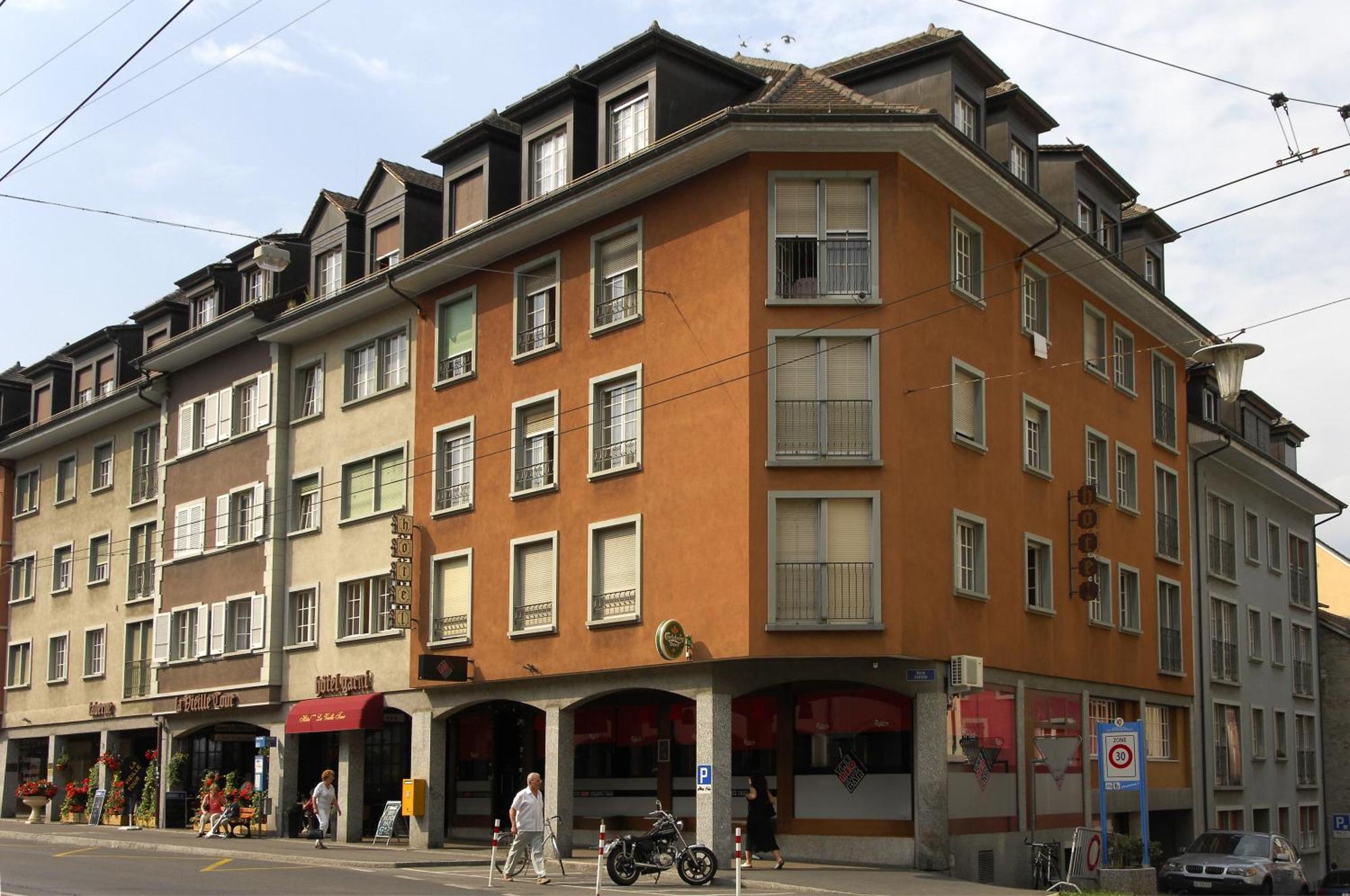 Hotel De La Vieille Tour Ла Тур дьо Пел Екстериор снимка