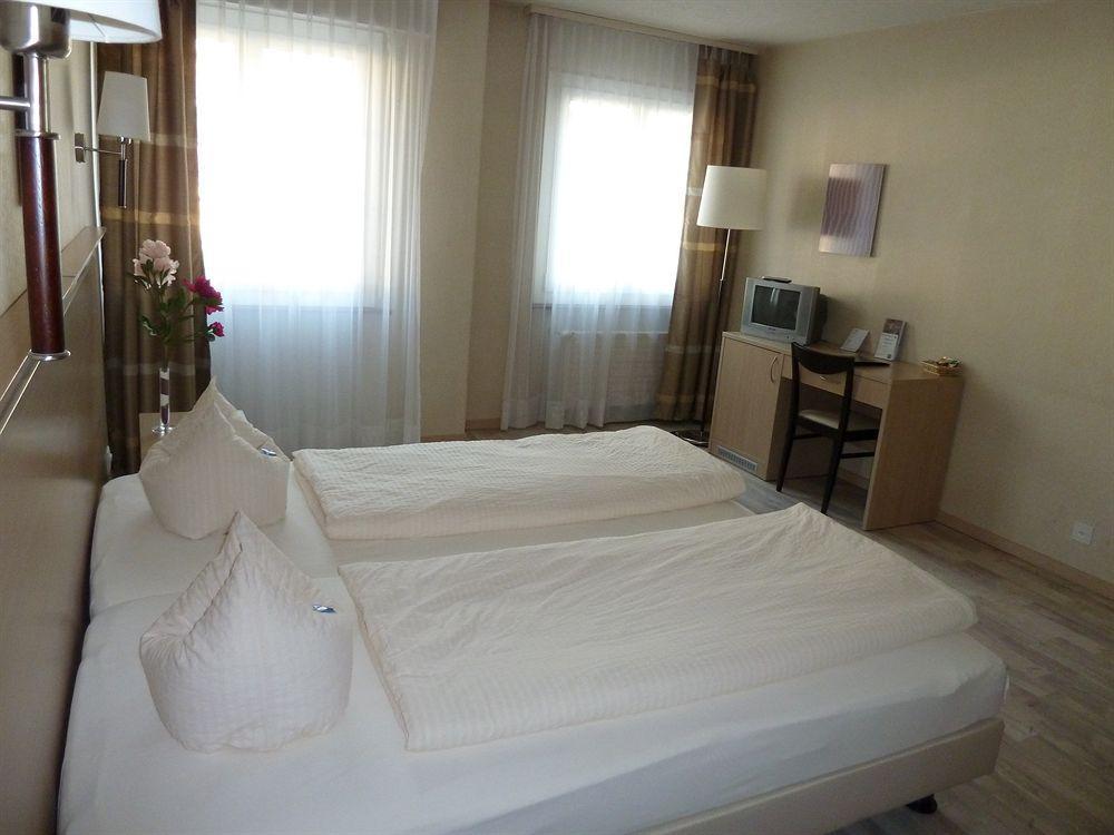 Hotel De La Vieille Tour Ла Тур дьо Пел Екстериор снимка
