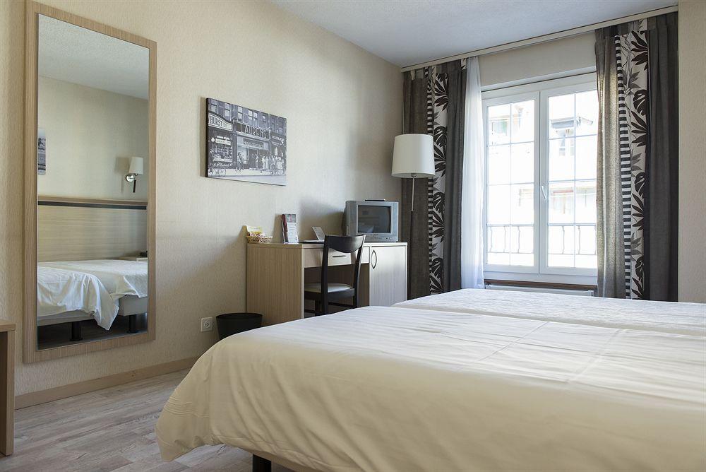 Hotel De La Vieille Tour Ла Тур дьо Пел Екстериор снимка