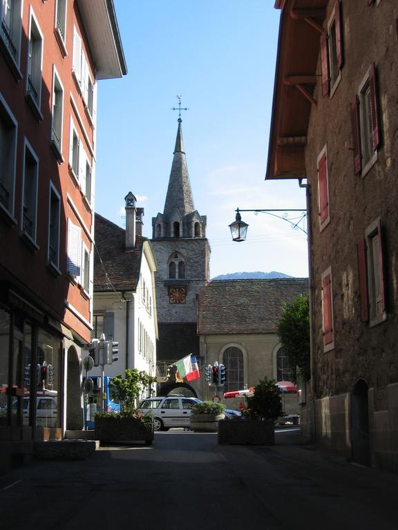 Hotel De La Vieille Tour Ла Тур дьо Пел Екстериор снимка