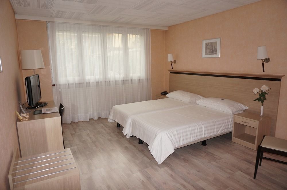 Hotel De La Vieille Tour Ла Тур дьо Пел Екстериор снимка