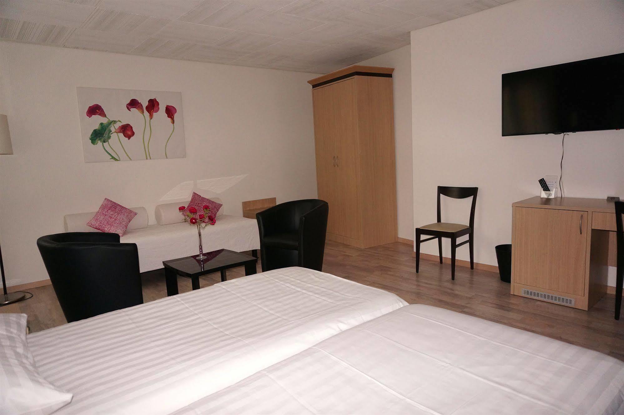 Hotel De La Vieille Tour Ла Тур дьо Пел Екстериор снимка