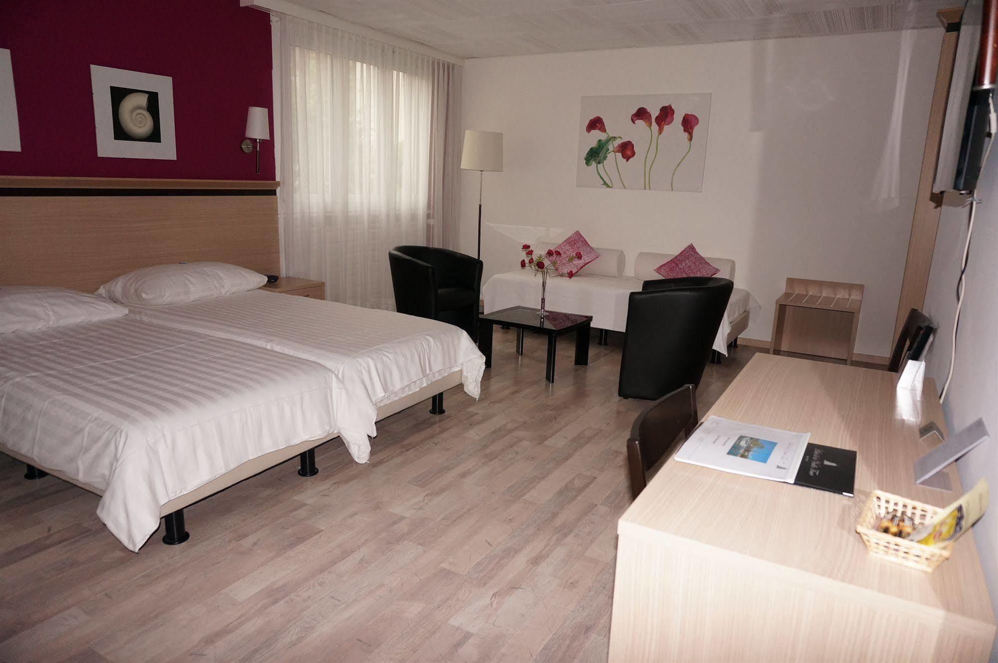 Hotel De La Vieille Tour Ла Тур дьо Пел Екстериор снимка