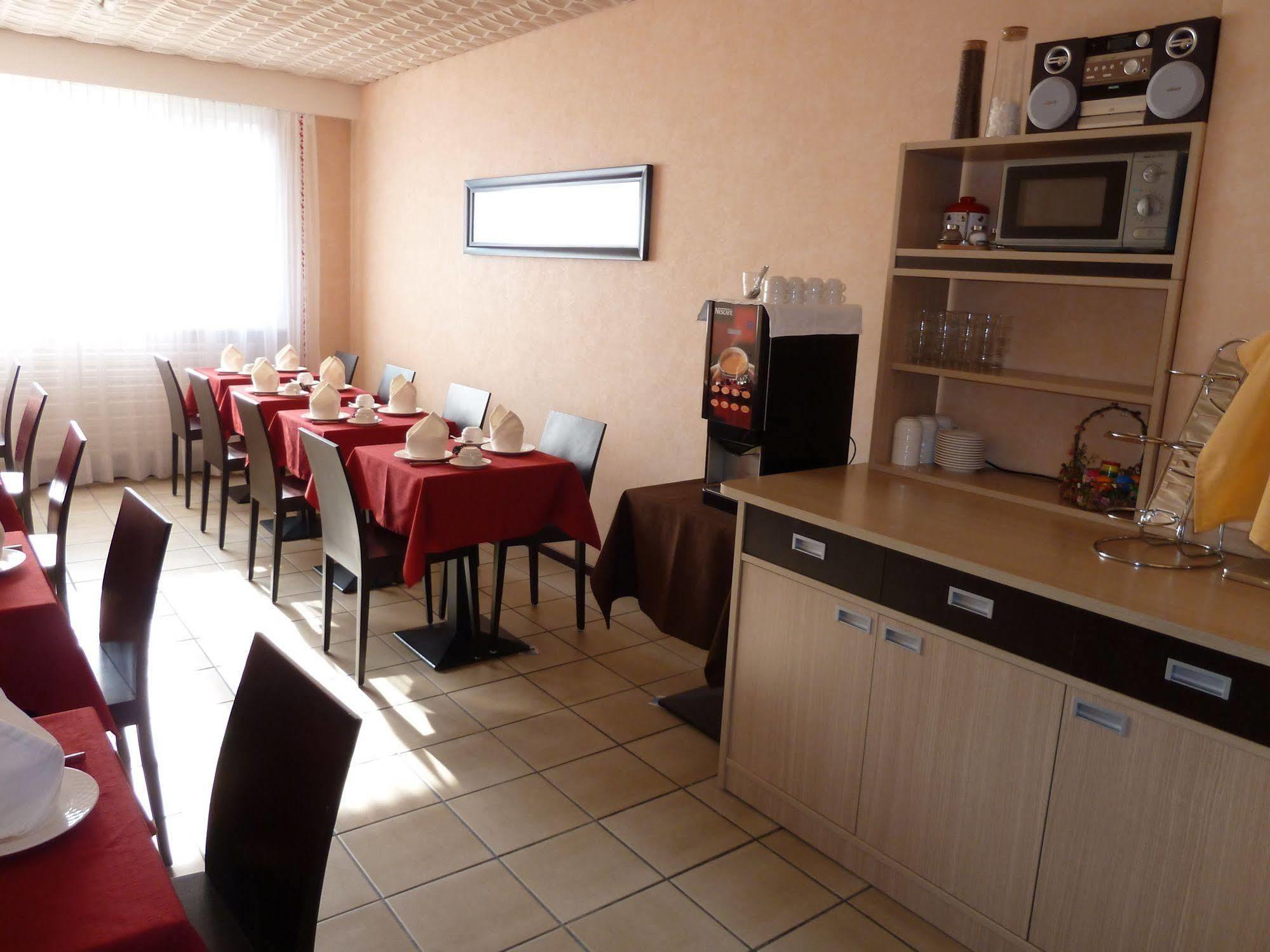 Hotel De La Vieille Tour Ла Тур дьо Пел Екстериор снимка