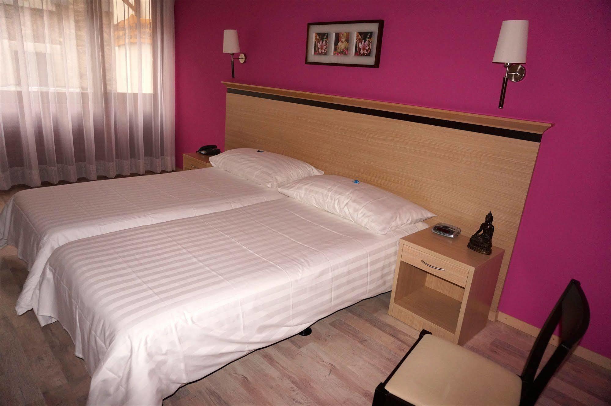 Hotel De La Vieille Tour Ла Тур дьо Пел Екстериор снимка