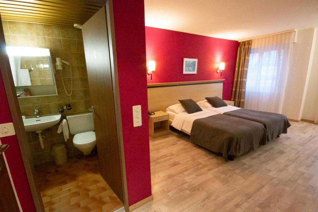 Hotel De La Vieille Tour Ла Тур дьо Пел Екстериор снимка