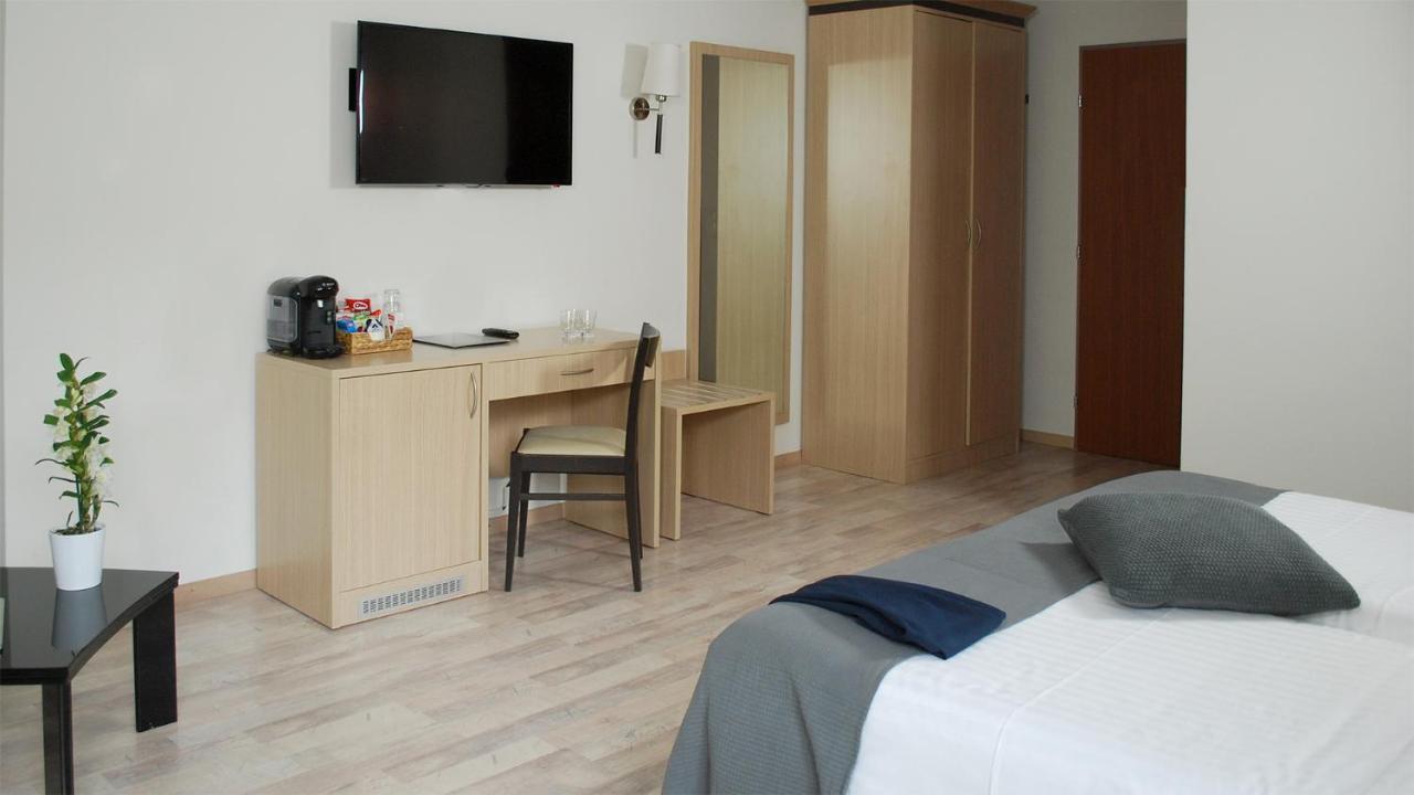 Hotel De La Vieille Tour Ла Тур дьо Пел Екстериор снимка