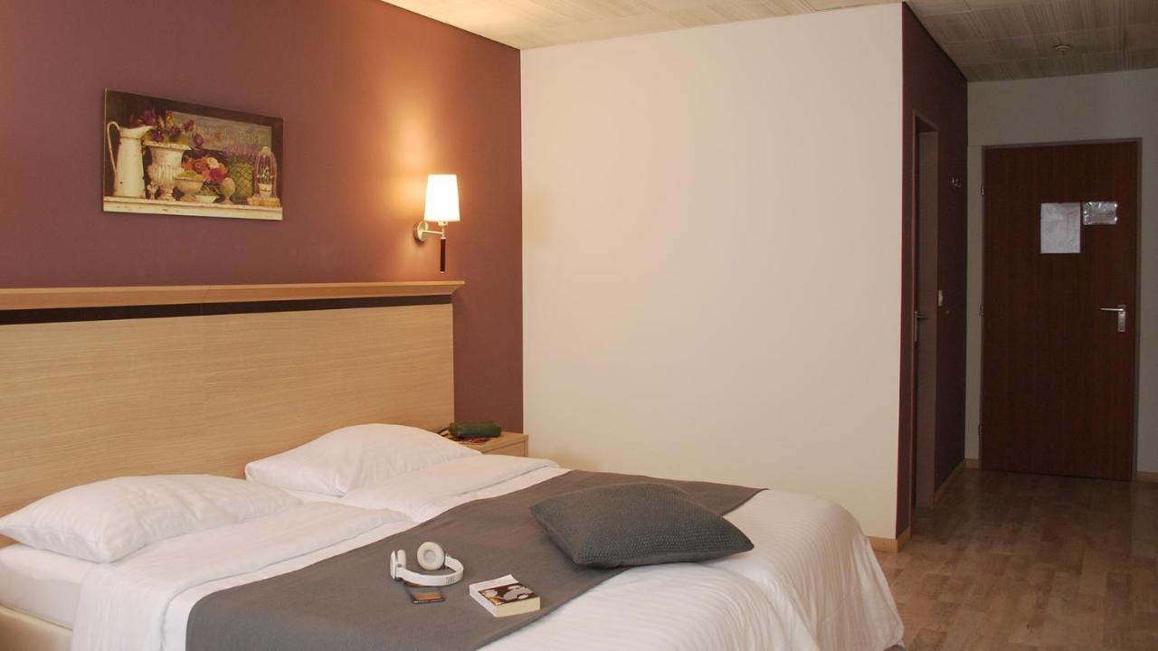 Hotel De La Vieille Tour Ла Тур дьо Пел Екстериор снимка