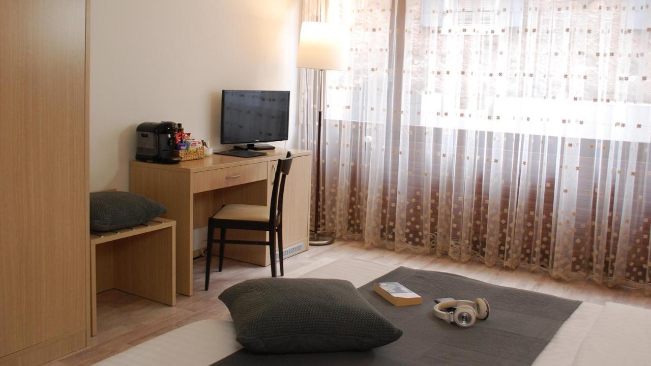 Hotel De La Vieille Tour Ла Тур дьо Пел Екстериор снимка