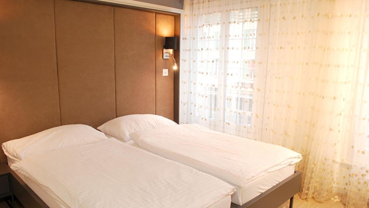 Hotel De La Vieille Tour Ла Тур дьо Пел Екстериор снимка