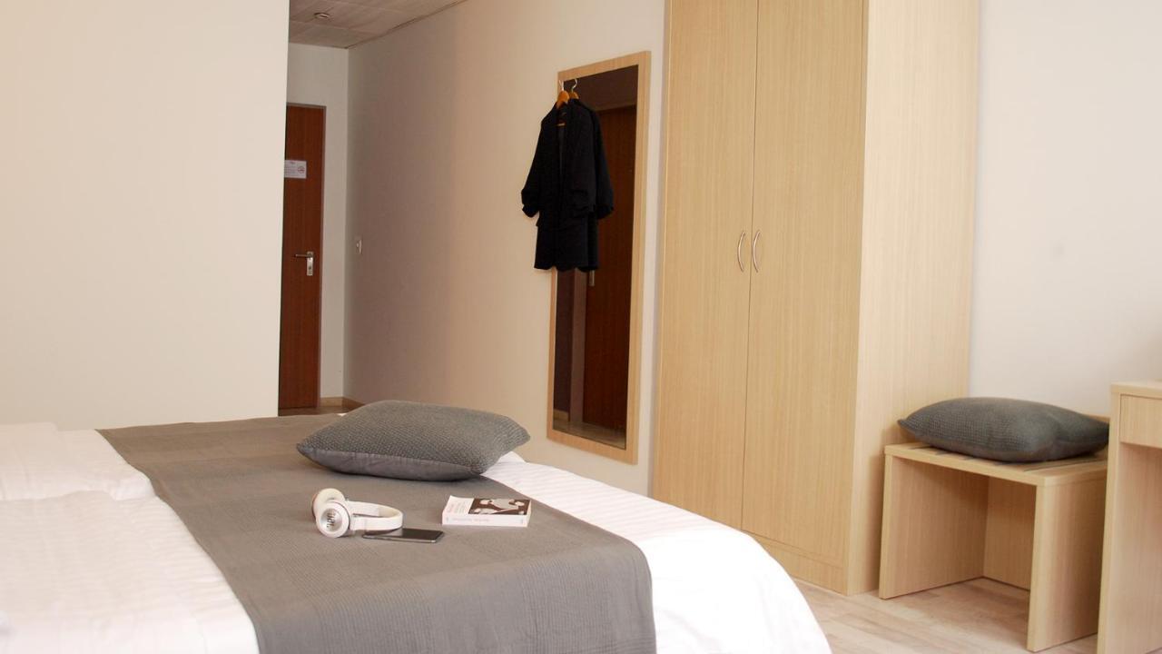 Hotel De La Vieille Tour Ла Тур дьо Пел Екстериор снимка