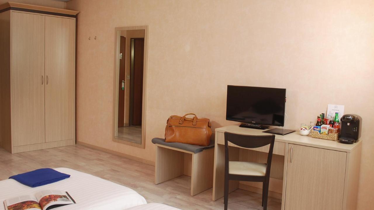 Hotel De La Vieille Tour Ла Тур дьо Пел Екстериор снимка
