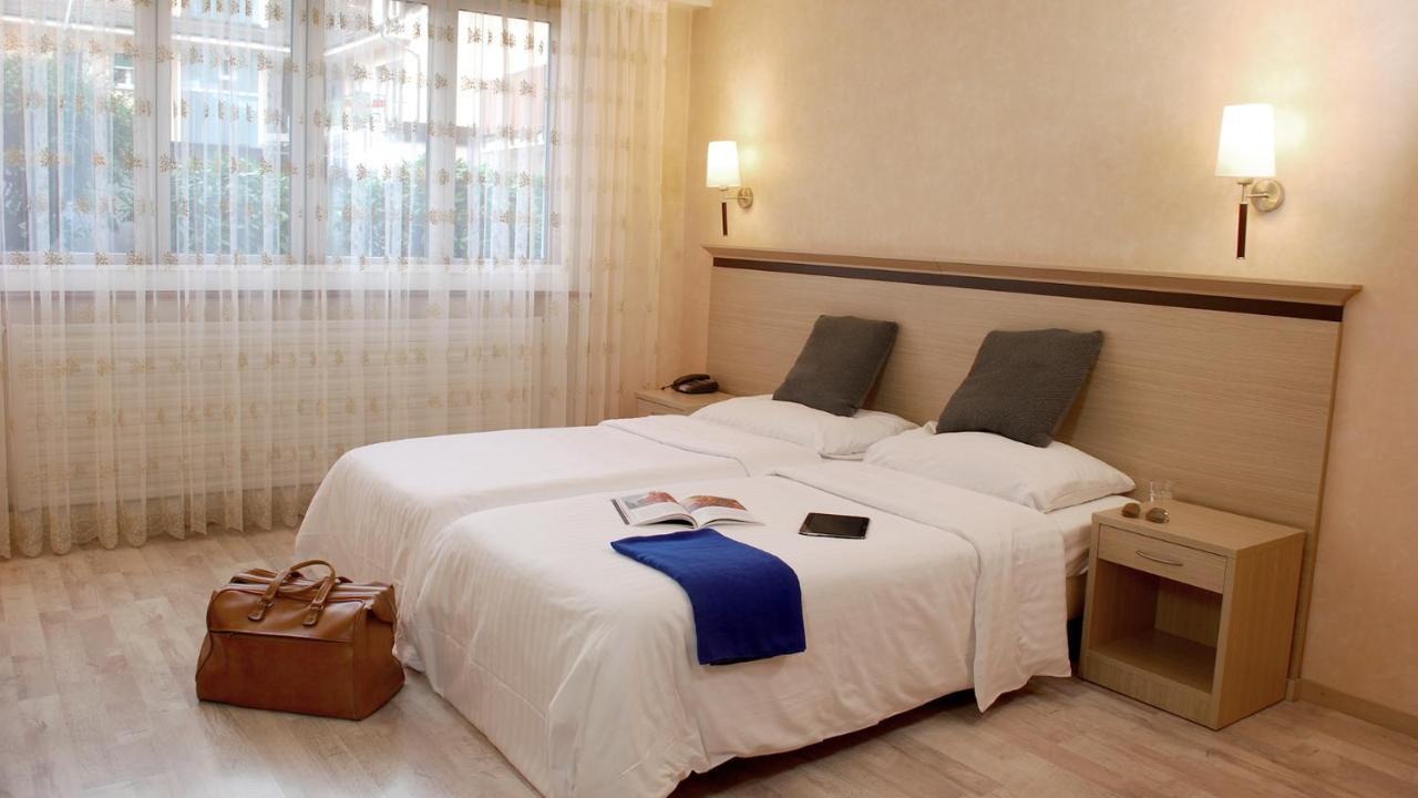 Hotel De La Vieille Tour Ла Тур дьо Пел Екстериор снимка